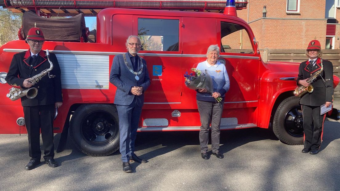 Met een net onderscheiden Woerdenaar voor de brandweerauto.