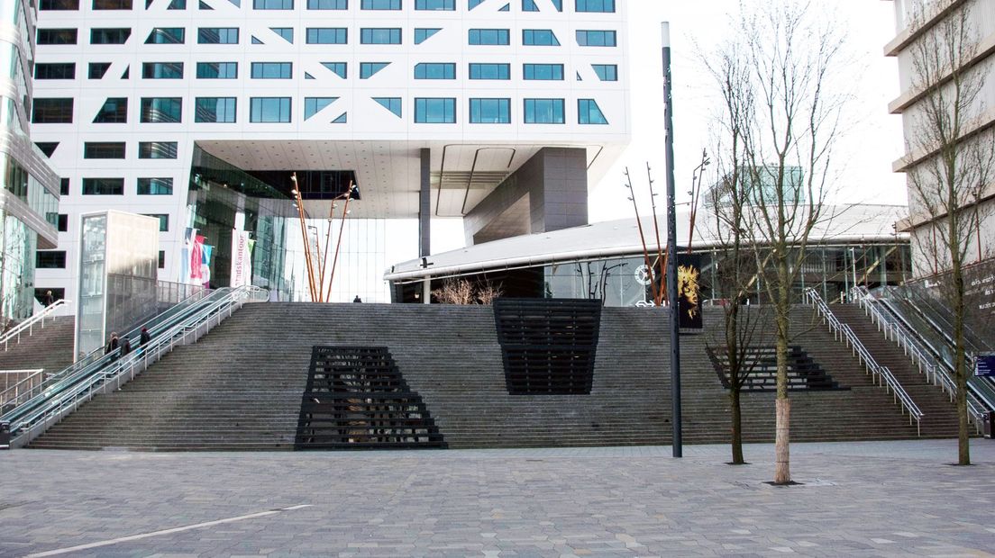 Leeg Jaarbeursplein en Stadskantoor middenin de coronacrisis in maart.