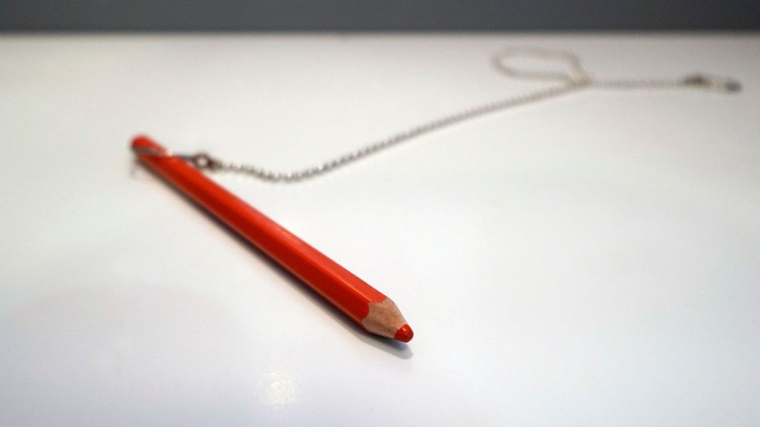 Een rood potlood om mee te stemmen