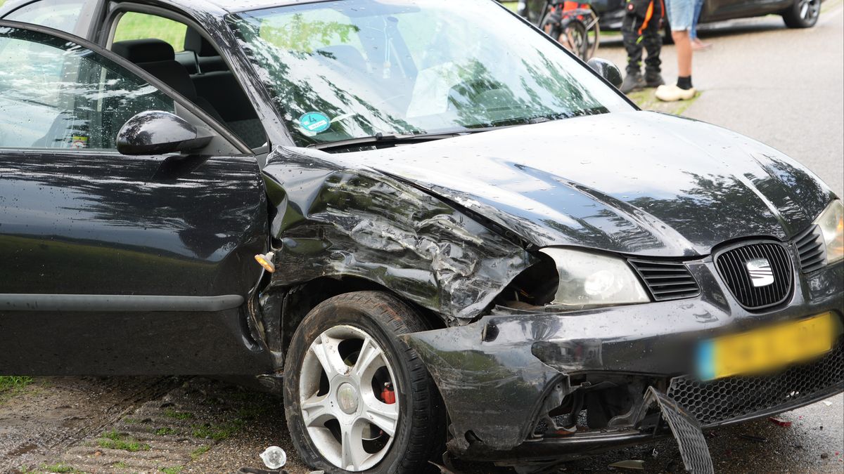 Bestelbusje botst op auto bij Lierderholthuis