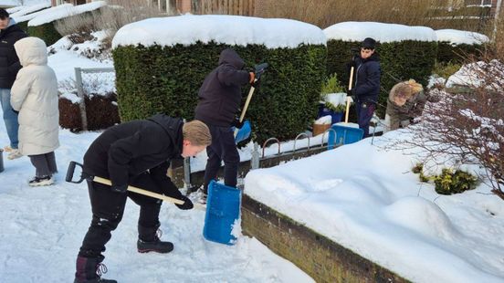 Ouderen glibberen naar supermarkt, dus gaan vrijwilligers op pad met zout en scheppen