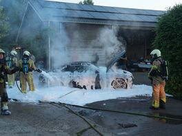 112 Nieuws: KNMI waarschuwt voor stevige onweersbuien | Jongeren trekken brandende auto weg bij huis met rieten dak