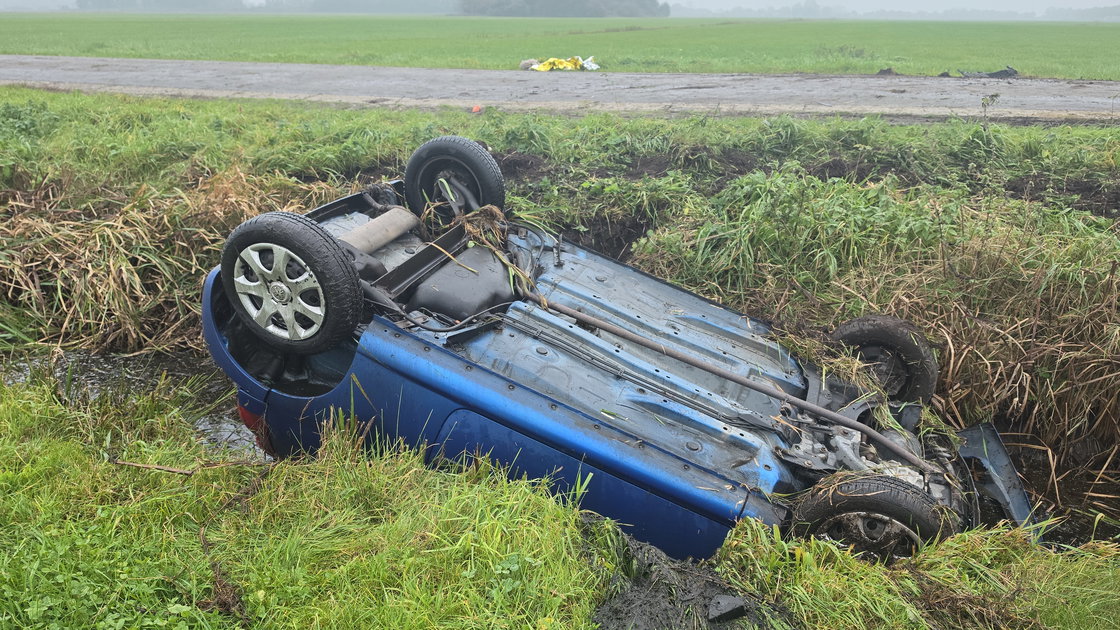 Auto belandt op de kop in sloot in Nijeveen