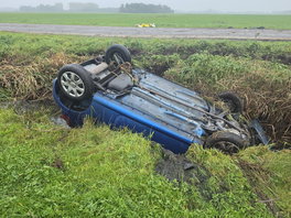 Auto belandt op de kop in sloot in Nijeveen