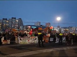 Demonstranten roepen leuzen en laten van zich horen met vuvuzela's