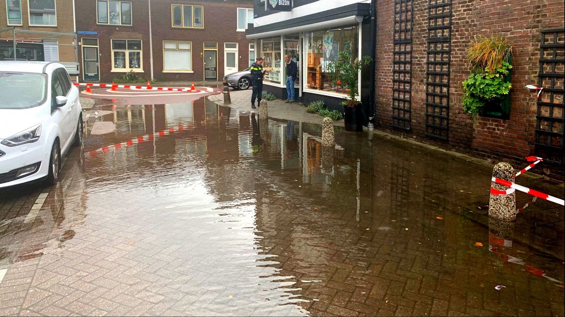De Bosweg is ook ondergelopen en afgezet