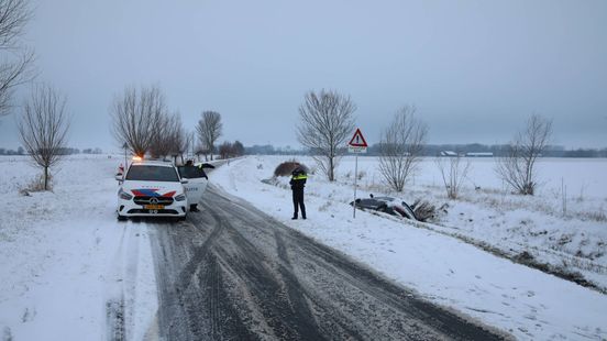 Sneeuwval leidt tot kleine ongelukken door gladheid. Sneeuwval leidt tot kleine ongelukken door gladheid.
