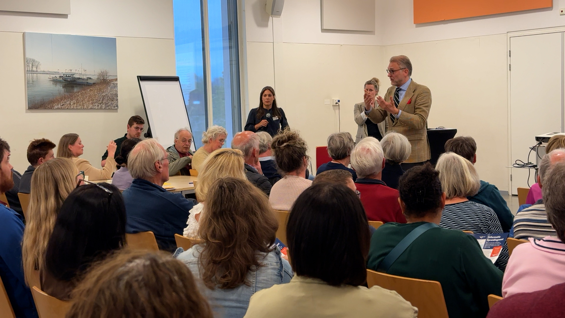 Sığınmacı merkeziyle ilgili yürüyüş gecesi tıklım tıklım dolu: 'Fikrimizi belirtebildiğimize sevindim'