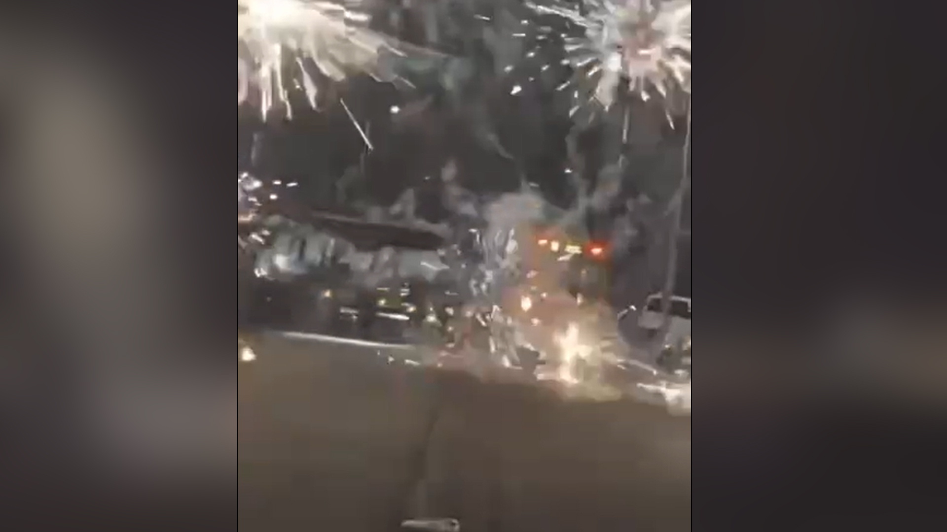 Groep van 50 bekogelt politie en stadsbus met vuurwerk in Utrecht Overvecht