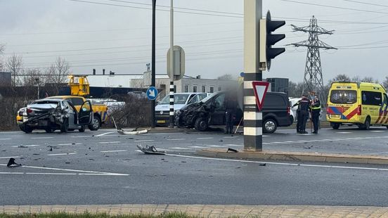 Veel schade en gewonde bij aanrijding in Almelo Nieuws