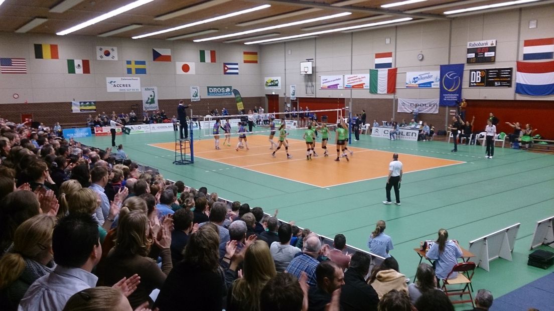 Volleybalsters Alterno stunten in Challenge Cup