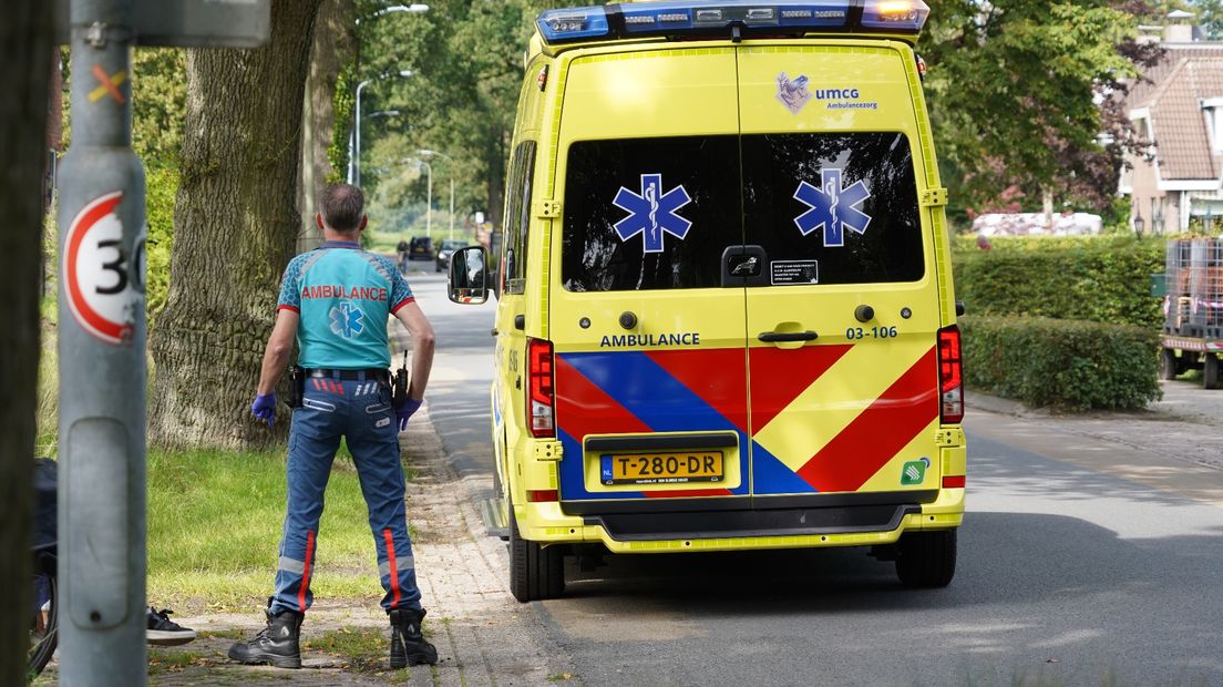 Een ambulance op de Groningerstraat in Midlaren