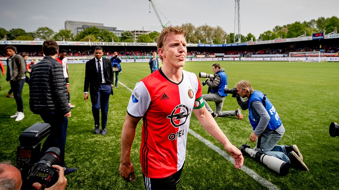 Dirk Kuijt stapt van het veld na Excelsior - Feyenoord.