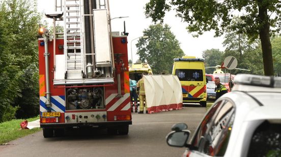 Motorrijder raakt gewond bij ongeluk in Klazienaveen. Motorrijder raakt gewond bij ongeluk in Klazienaveen.