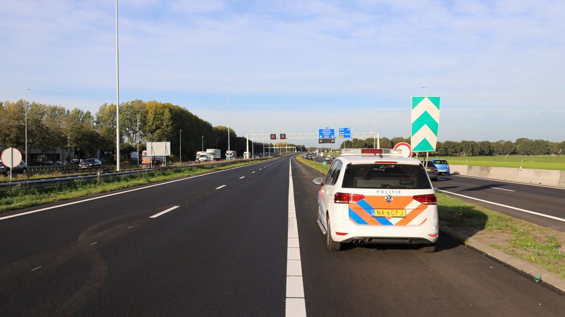 Vanwege het ongeluk was de hoofdrijbaan tijdelijk dicht.