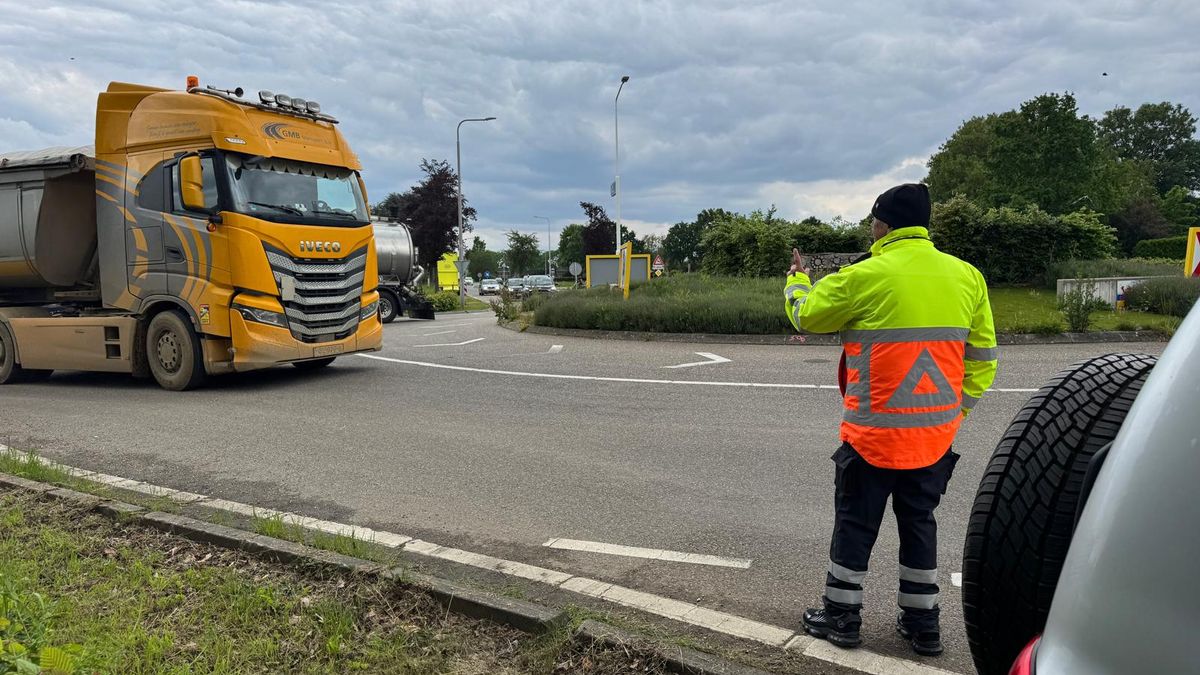 Provincie wil snel af van 'dure' verkeersregelaars bij brug Roosteren, kost ton per maand