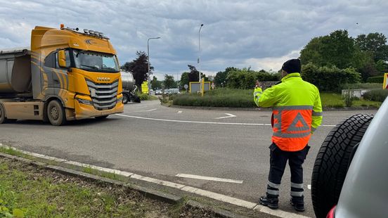 Provincie wil snel af van 'dure' verkeersregelaars bij brug Roosteren, kost ton per maand Home