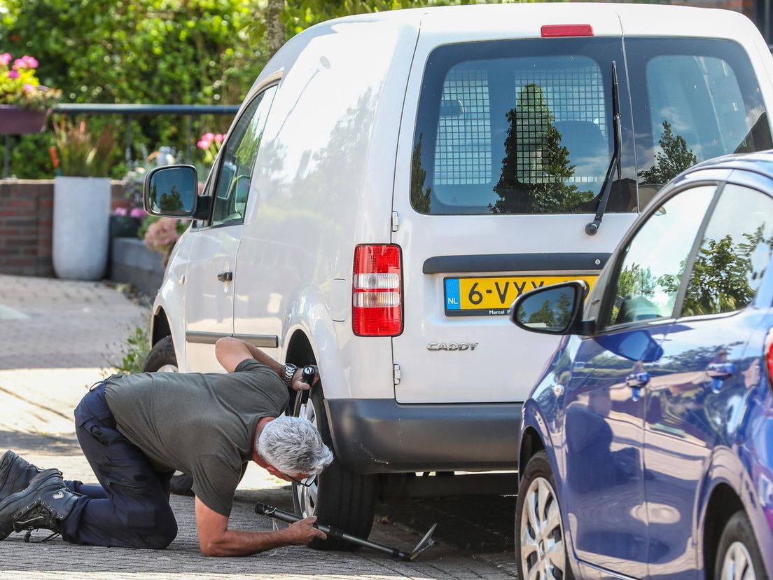 De politie onderzoekt een auto nabij de woning aan de Boezem in Alblasserdam. De wagen wordt later meegenomen voor verder onderzoek.