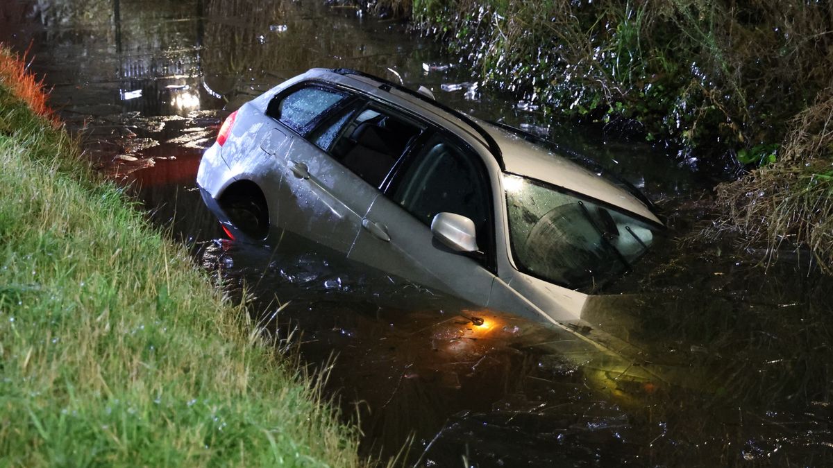 Zeven gewonden bij ongeluk, persoon gered uit auto in ijskoude sloot
