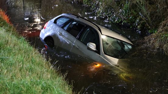Vijf gewonden bij ongeluk, één slachtoffer gered uit auto in ijskoude sloot. Vijf gewonden bij ongeluk, één slachtoffer gered uit auto in ijskoude sloot.