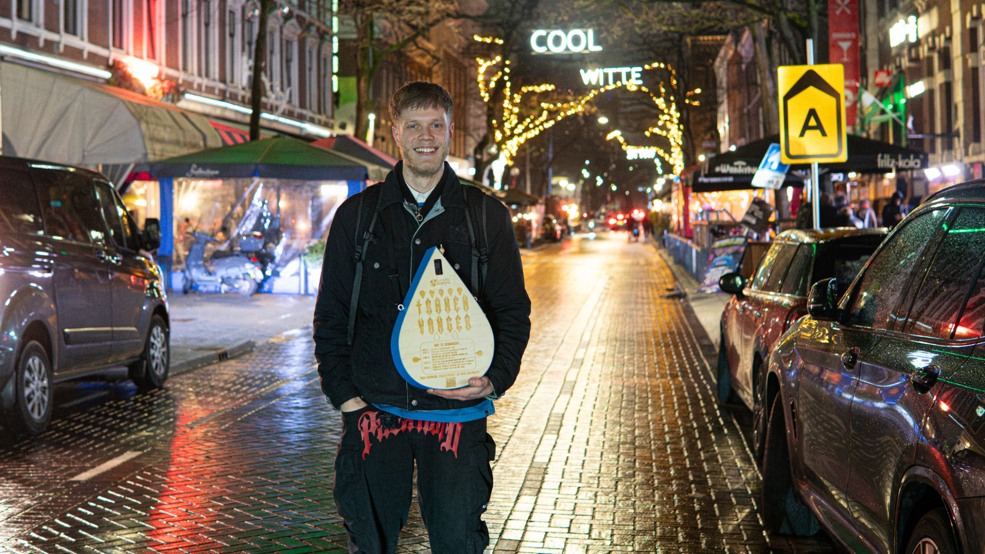 Mick Burgwal met zijn zelfgemaakte tranenvanger.