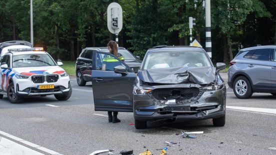 Gewonde door botsing op drukke kruising Baarn. Gewonde door botsing op drukke kruising Baarn.