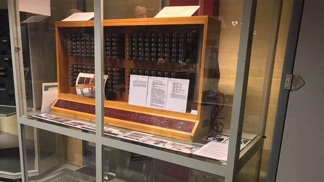De eerste computer van Nederland, gemaakt door Willem van der Poel.