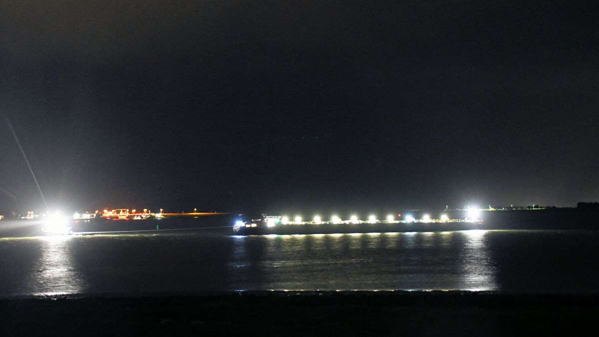 Schip loopt vast op de Oosterschelde bij Bruinisse