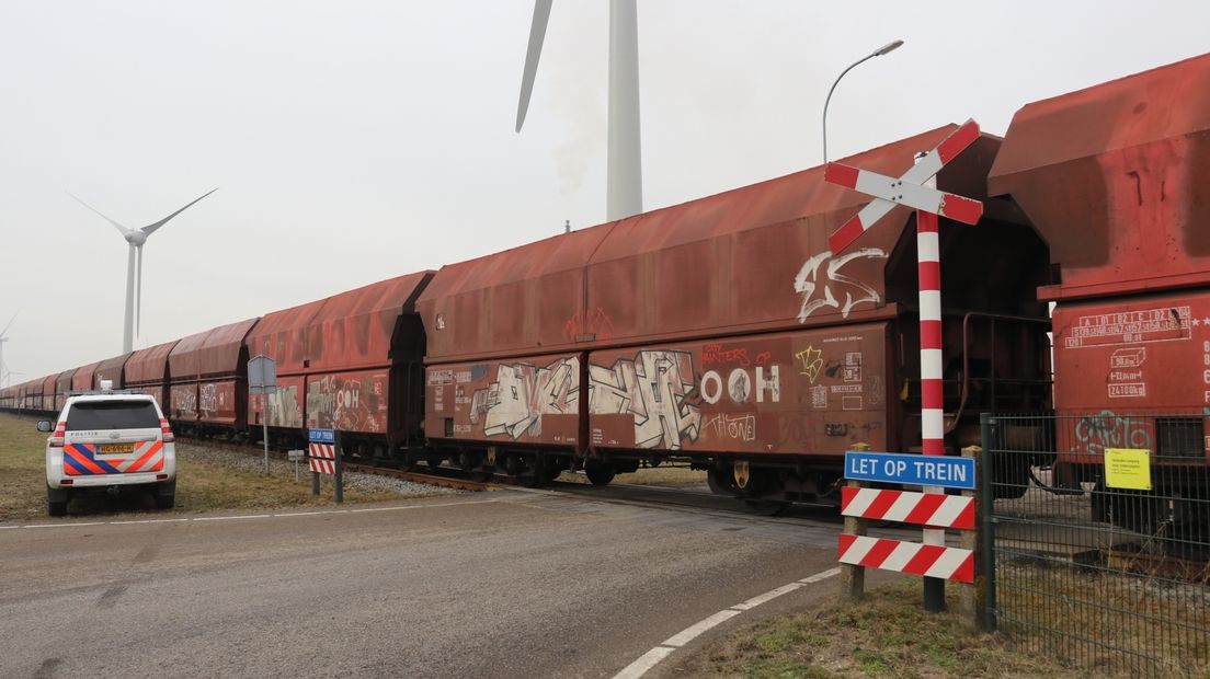 De goederentrein blokkeerde zowel de overgang bij de IJslandweg bij Nieuwdorp als die bij de Belgiëweg Oost.