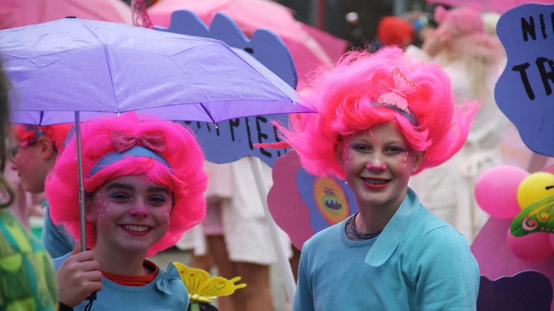 De optocht zorgt voor veel vrolijke feestgangers.