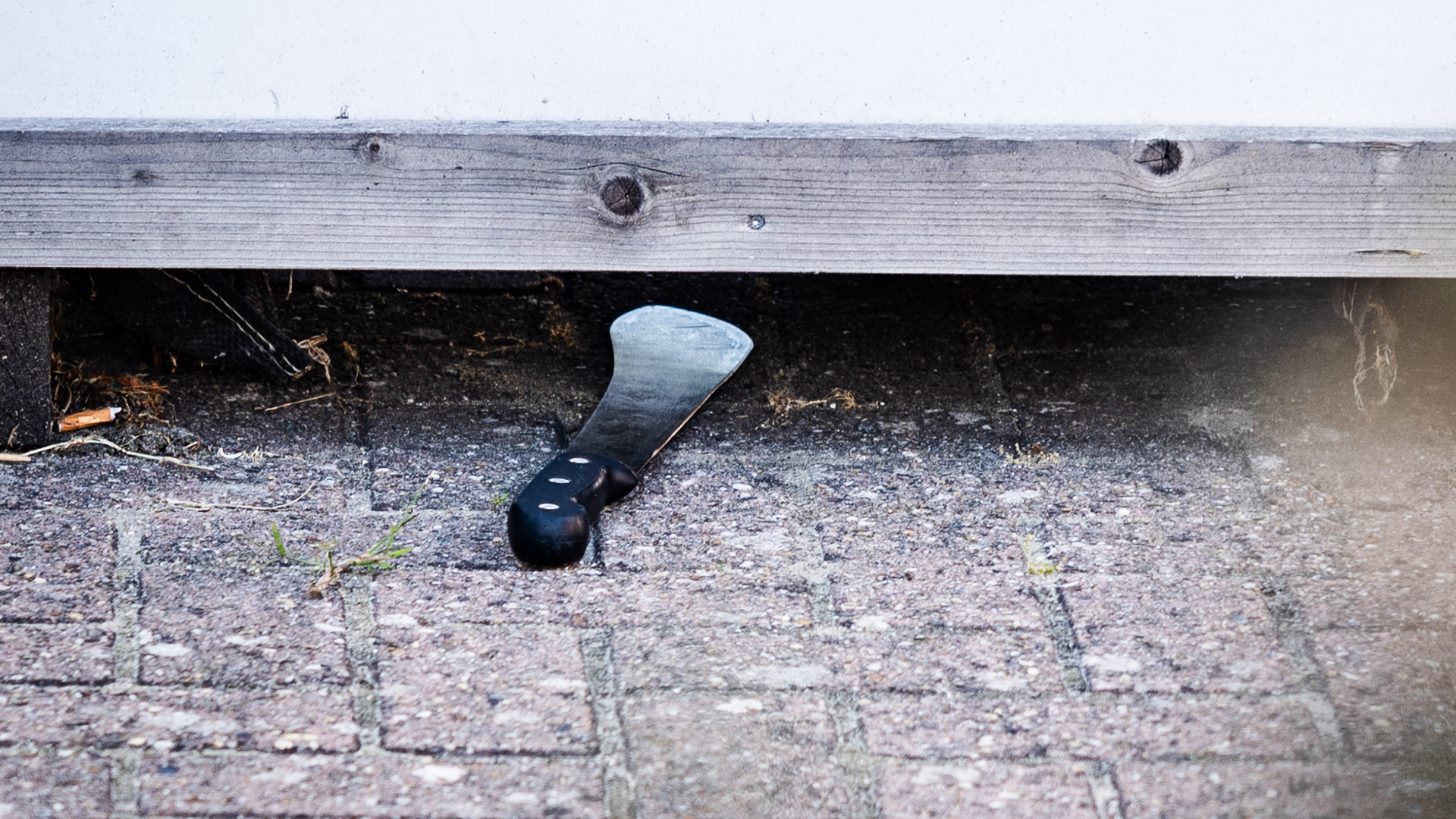 Op straat werd een groot mes aangetroffen.