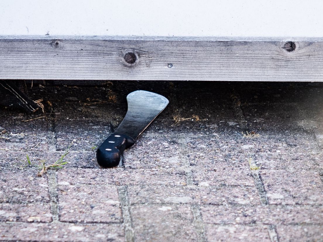 Op straat werd een groot mes aangetroffen.