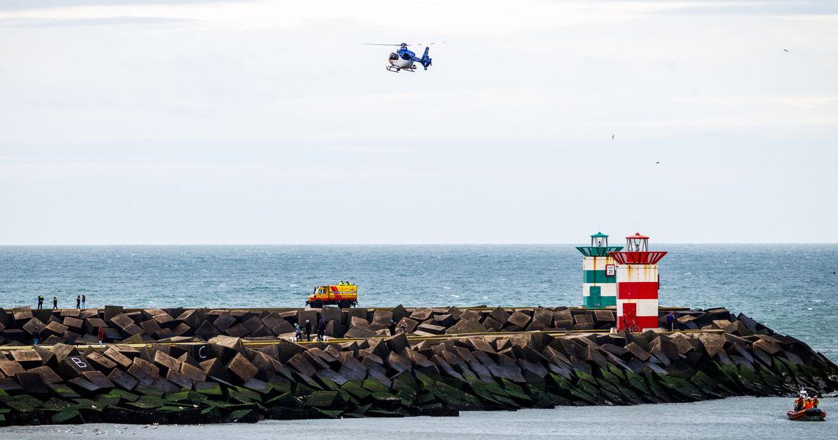 Zoekactie naar vermiste kitesurfer, helikopter vliegt boven zee