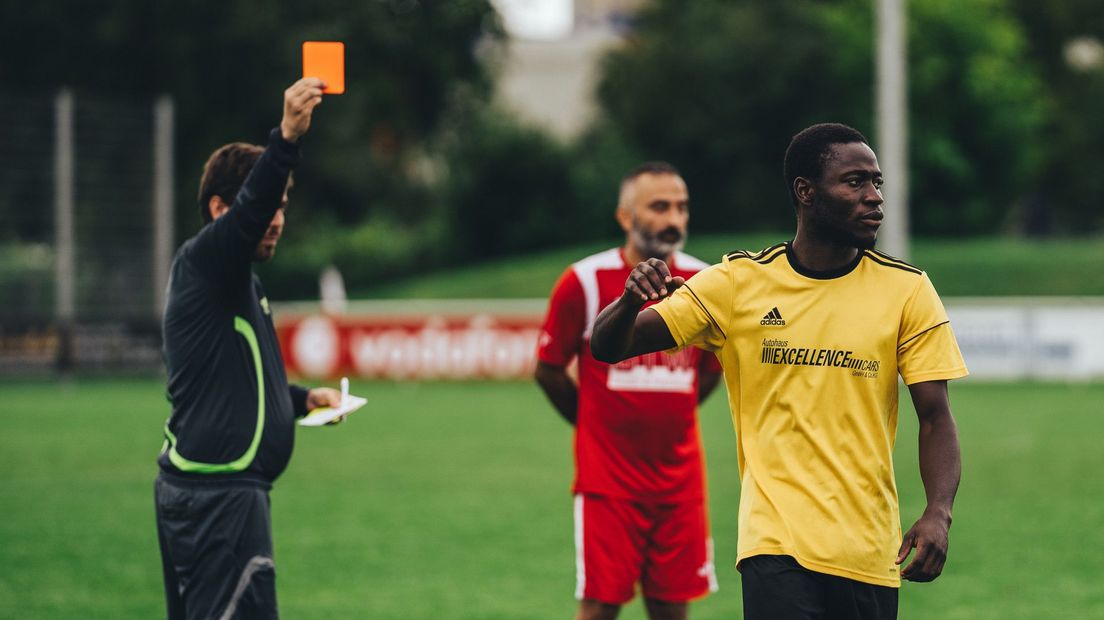 Scheidsrechter op voetbalveld