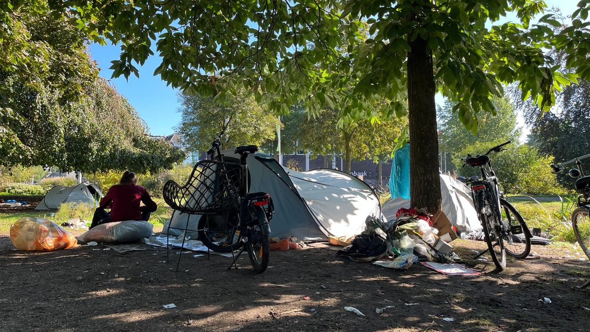 Daklozen slaan kamp op midden op Keizer Karelplein in Nijmegen