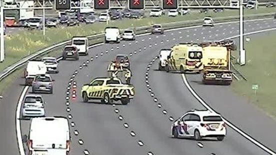 Ongeluk op A12 bij Harmelen, drie rijstroken afgesloten. Ongeluk op A12 bij Harmelen, drie rijstroken afgesloten.