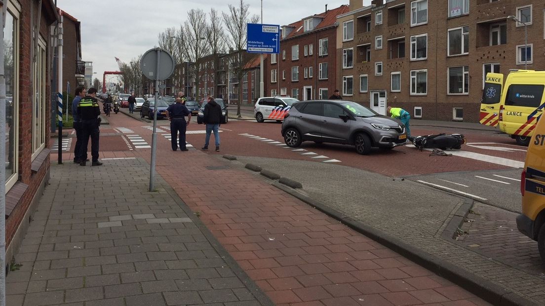 Botsing tussen scooterrijder en auto in de Paul Krugerstraat in Vlissingen