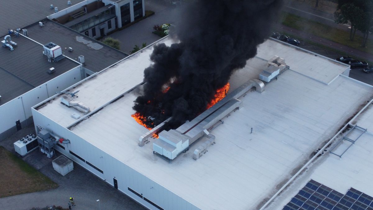 Grote brand op dak verffabriek in Venray: hulpdiensten massaal aanwezig