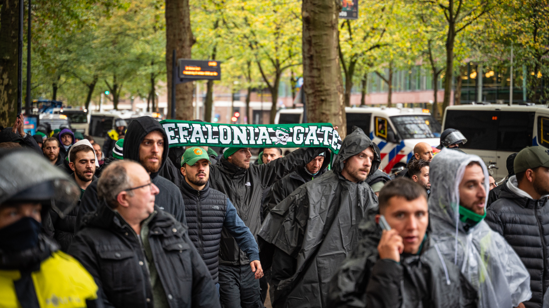 Griekse fans in Rotterdam voor de wedstrijd.