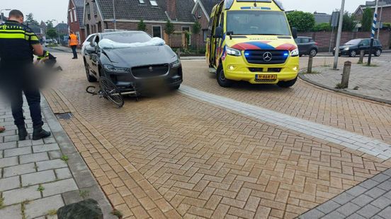 Fietsster raakt zwaargewond bij aanrijding met auto in Goor. Fietsster raakt zwaargewond bij aanrijding met auto in Goor.