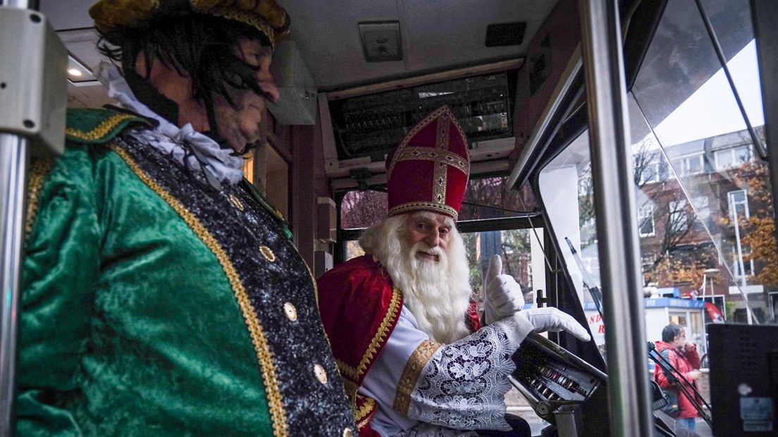 Sint rijdt niet alleen paard, hij kan ook een tram besturen
