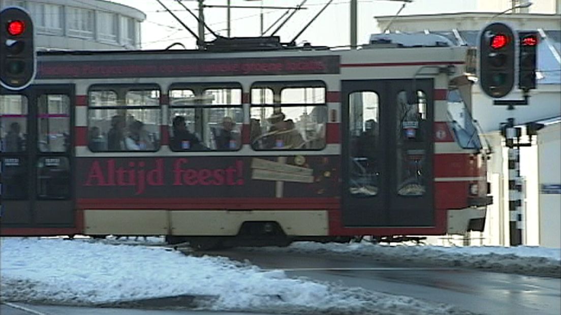 HTM tram in sneeuw
