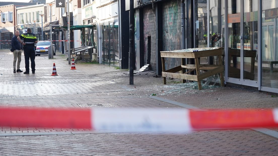 Politie in de Langestraat in Winschoten