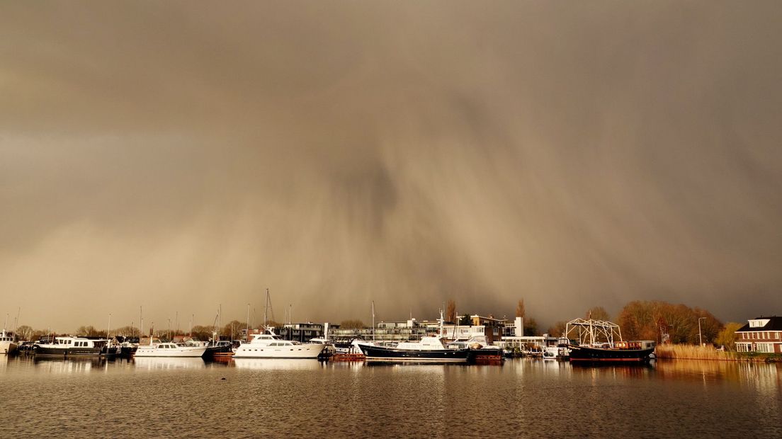Hagelbui boven Oude Wetering