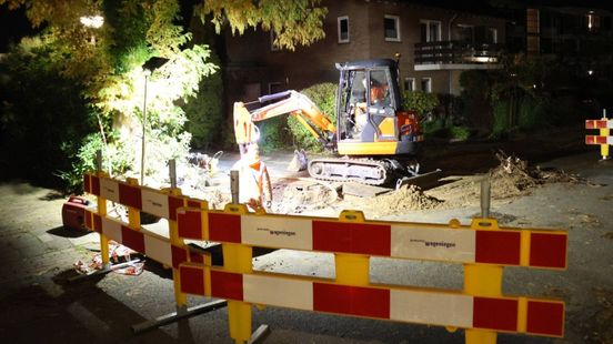 Veel schade door gesprongen waterleiding, agenten sluiten straat af