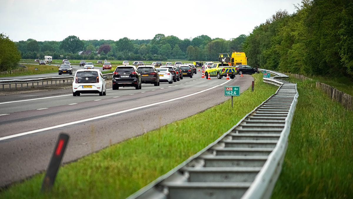 Auto's botsen op elkaar op A28 tussen Beilen en Assen