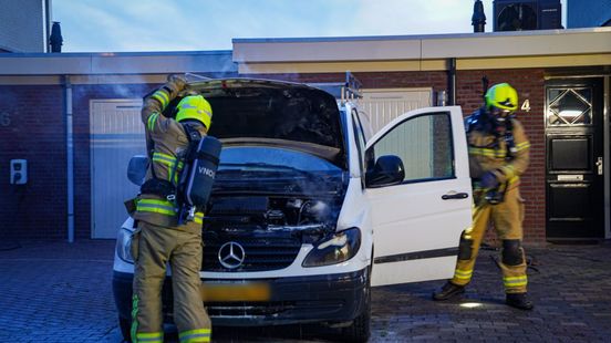 Brandweer blust brand in bestelbus