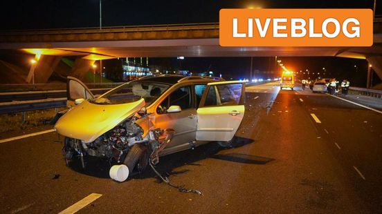 N395 dicht na groot ongeluk • zwaargewonde man op straat. N395 dicht na groot ongeluk • zwaargewonde man op straat.