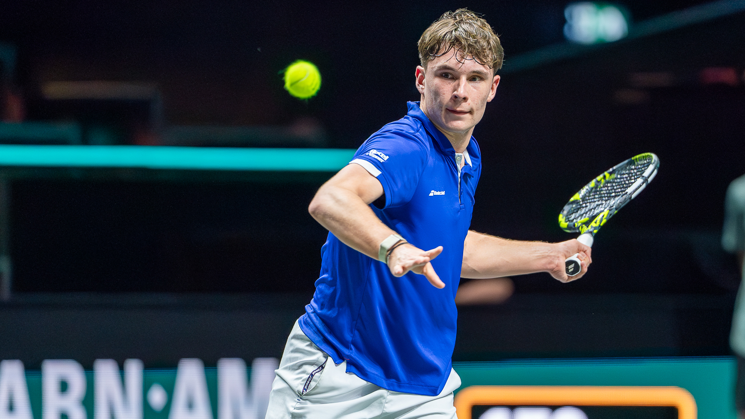 Toptalent Mees Röttgering in actie in de eerste ronde van het ABN AMRO Open.