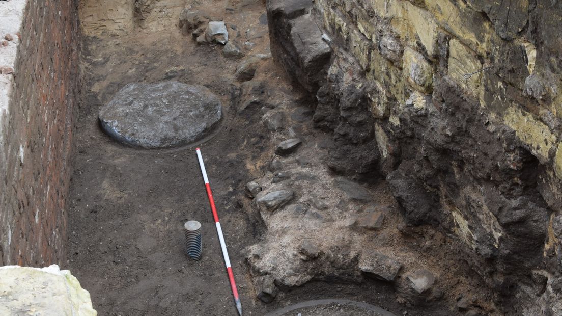 Bij de opgraving onder aan de Valkhofheuvel in Nijmegen is een tweede muur uit de Romeinse tijd blootgelegd. De archeologen van de gemeente Nijmegen zijn gestuit op een massieve fundering. Mogelijk is dit een onderdeel van een haven of gebouw aan een haven uit de Romeinse tijd. Het is straks te zien in het nieuwe centrum voor natuur en cultuurhistorie De Bastei.